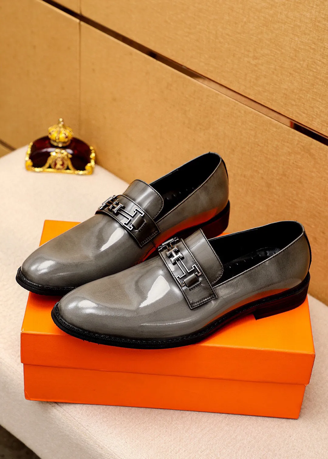 Men's shoes 💰460 💐 Product trademark: HERMES "Hermès" casual leather shoes Regular size: 38-44 (45🉑️customized) Product materials: Selected imported first-layer open-edge beaded cowhide upper, imported water-dyed 🐂 cowhide lining. Strong three-dimensional visual effect, combined outsole Color: 2⃣️colors available